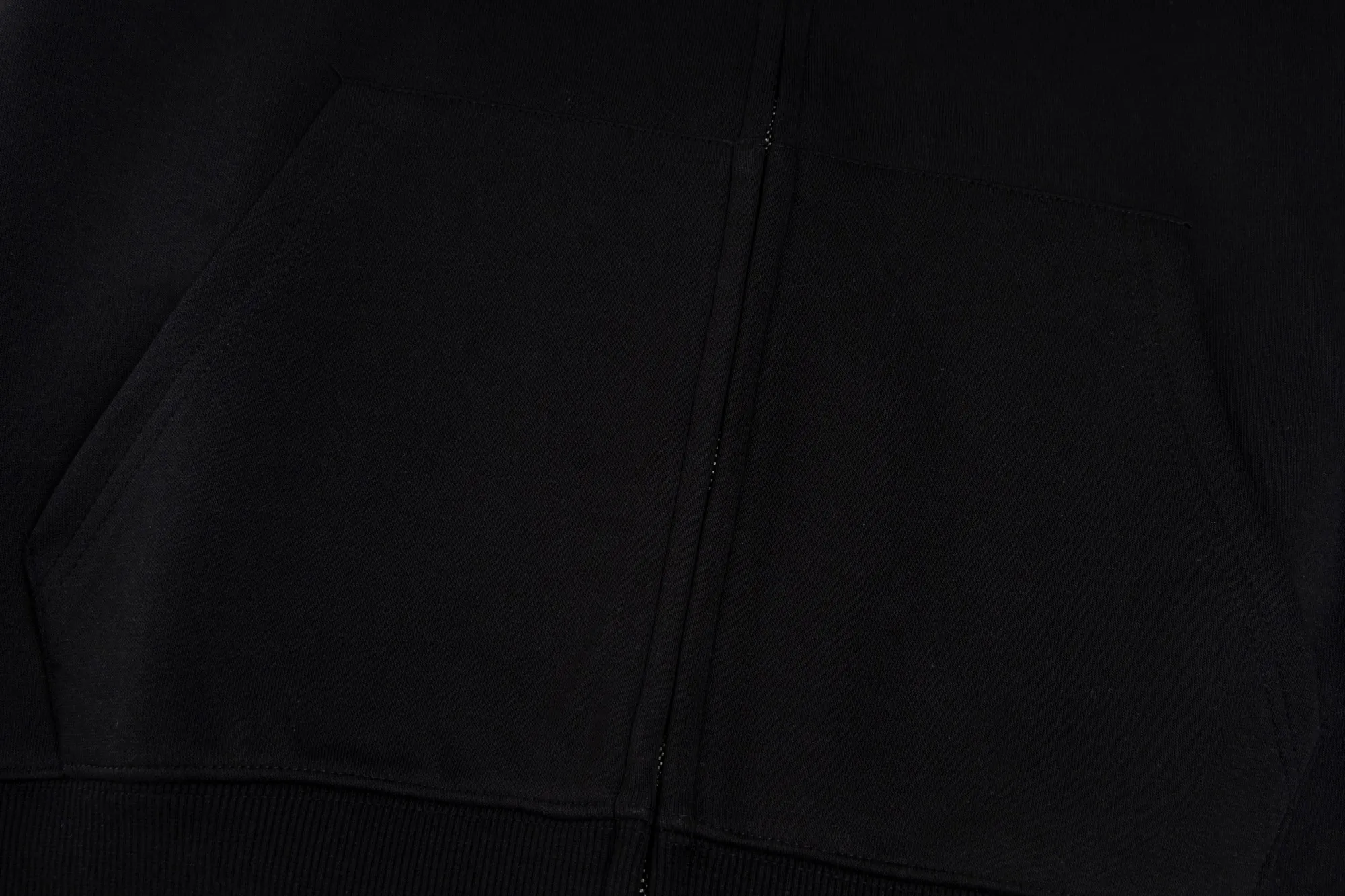 P270 model number SL322 Rah Lauren raff pony small label embroidered zipper hooded jacket. The fabric is made of 420 air layer high weight double-ply double yarn knitted fabric. Same style for couples. Complete package with three labels. Distinguish the market currency. Compare at will. Oversize loose version. Can be worn up to 200. Fit below loose. Original matching accessories 1:1. Main mark process. Very high-end. Color: black, navy. Size: S-XL.